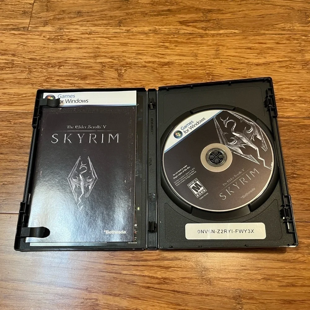 SKYRIM PC DVD game for windows w/ original MAP, case, and instruction booklet